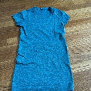 Lululemon Swiftly Tech Short Sleeve Shirt. Size 4. Blue